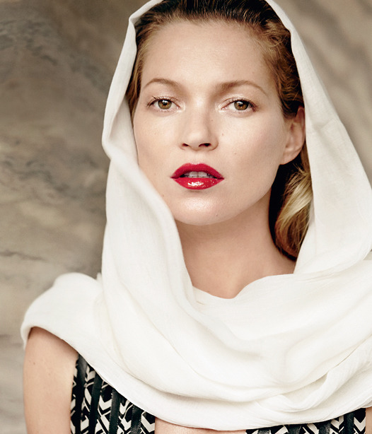 Reimagining your classic red lipstick for fall has never been this easy.
6 ways to wear fall’s most iconic color.