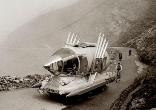 rollersinstinct:  Some of the weird and wonderful vehicles from the Tour de France’s caravan found on Mario the Multipla. 