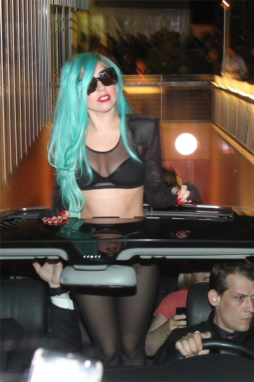 gagafannumberone:  nickiminajatemybaby:  so i was scrolling through my dash and this picture appeared   and I just happened to check out her reflection in the roof of the car and   oop  omFG 