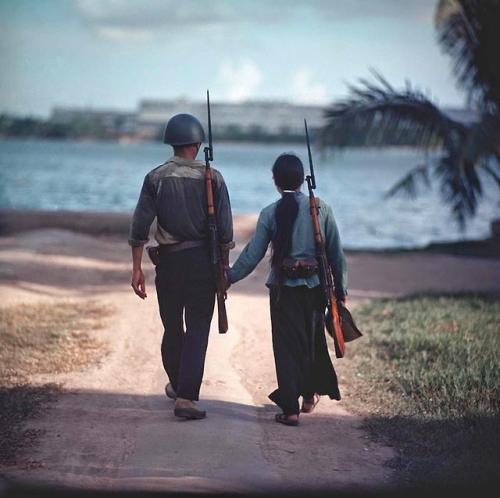 historicaltimes: A couple holding hands, Vietnam, 1971. Photo by Thomas Billhardt via reddit