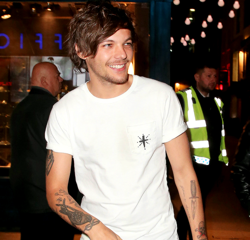 sstyles:Hqs: Louis Tomlinson leaving a club and in his hotel in London - 22/04