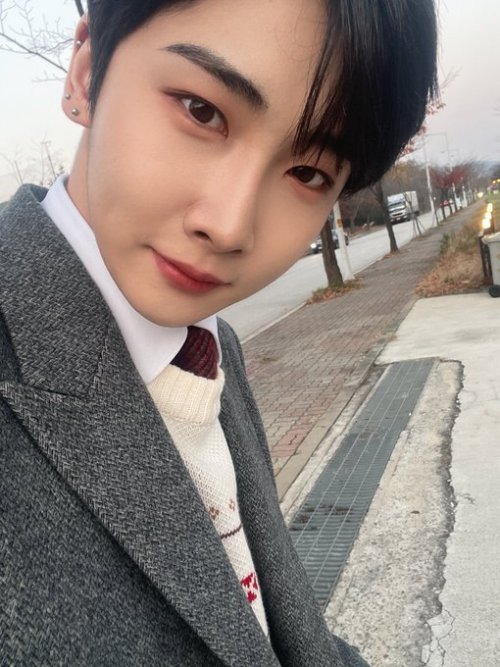 [#Hoyoung]Fighting on Tuesday !Translation: Admin Nini @fy-verivery | Source: VERIVERY(1, 2, 3, 4)