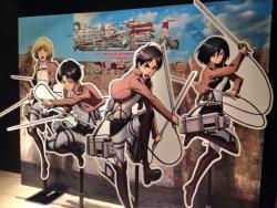 leviskinnyjeans:  Tokyo Joypolis published images of their photo op areas and tables for their Shingeki no Kyojin collaboration campaign. Source