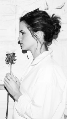 Featured image of post Wallpaper Iphone Belle Lockscreen Emma Watson Most ios devices come with a default picture