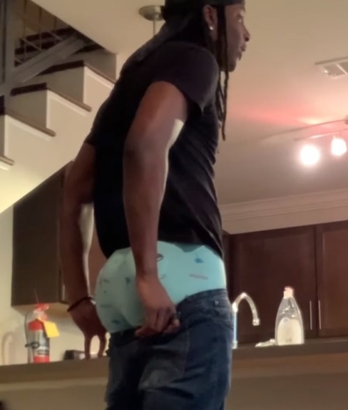 downtofuck513: lamarworld1: Cardo booty I’ll suck a fart out that ass