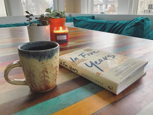 When you realize your favorite mug (handmade by you) matches your current read! ☕️ And yes I’m still