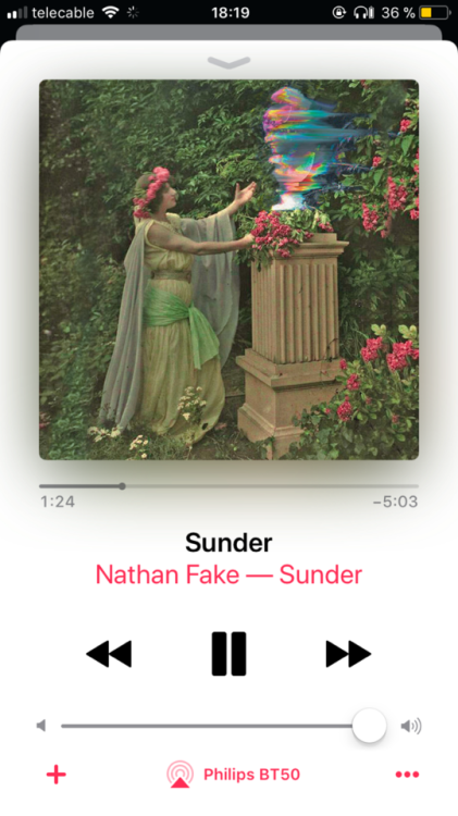Look everybody at Sunder by Nathan fake. It’s a really vaporwave pic on it song.