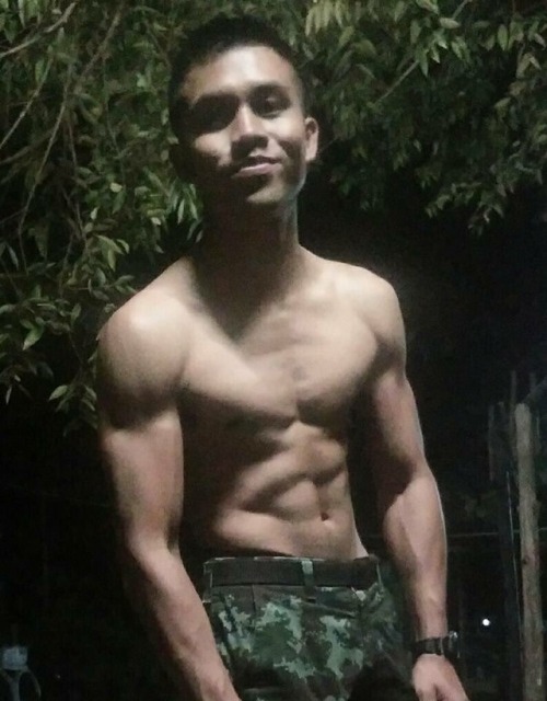 klgayslutb: chill-lah-bro: Army boy with his powerful thick shortgun !! Nice tool
