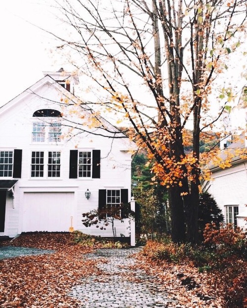 oldfarmhouse: Top faves Autumn Houses Via @oldfarmhousearchive