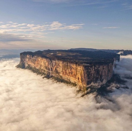 awesomeearthpix: Mount Roraima is the highest of the Pakaraima chain of tepui plateaus in South Amer