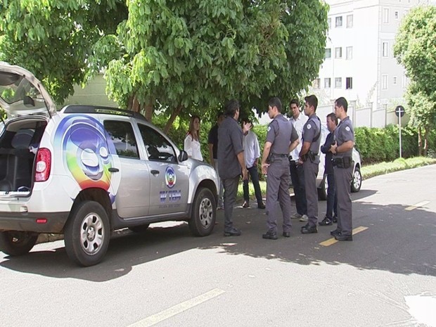 SP: Carro de reportagem de afiliada da Globo é levado por bandidos durante assalto
No começo da tarde desta quinta (05), uma equipe de reportagem da TV TEM, afiliada a Globo no interior de São Paulo, passou por um grande sufoco.