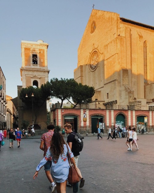 Napoli fa un freddo che spalanca la bocca rotta dal tuo nome e scoppia nella chiesa per un tempo inf