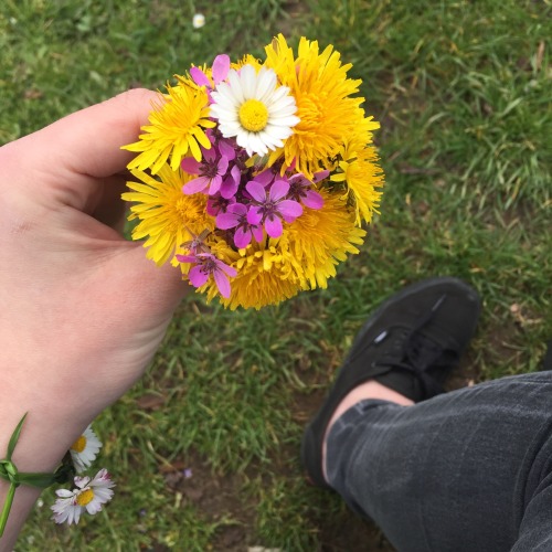 romxntiqe: When he makes you flower bracelet ✨