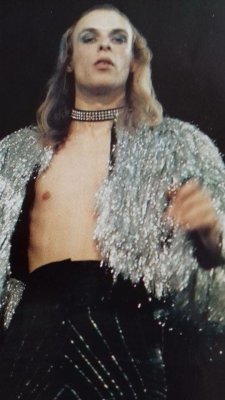 soundsof71:  moredarkthanshark: A Glam Supreme: Brian Eno live with Roxy Music, 1973 Blue eyeshadow ftw