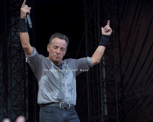 illbeonthathill:Bruce Springsteen, Limerick, Ireland, 16 July 2013 Photo credit: [X]