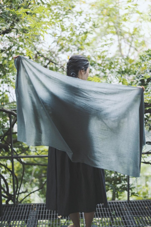 コットンチェック＆ストライプスカーフ強撚のコットンを手織りした、さらりと風合いのよいスカーフは春から夏へと長く重宝する。¥17,600Photograph by Shuhei Tonamiha