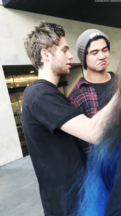 5soscake-bakery:Calum and Luke casually took a selfie in front of their fans (x)