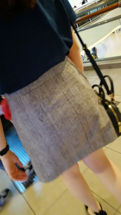 malaysiangreatstuff: This OL was going to lunch with her colleague and I saw her quite interesting..