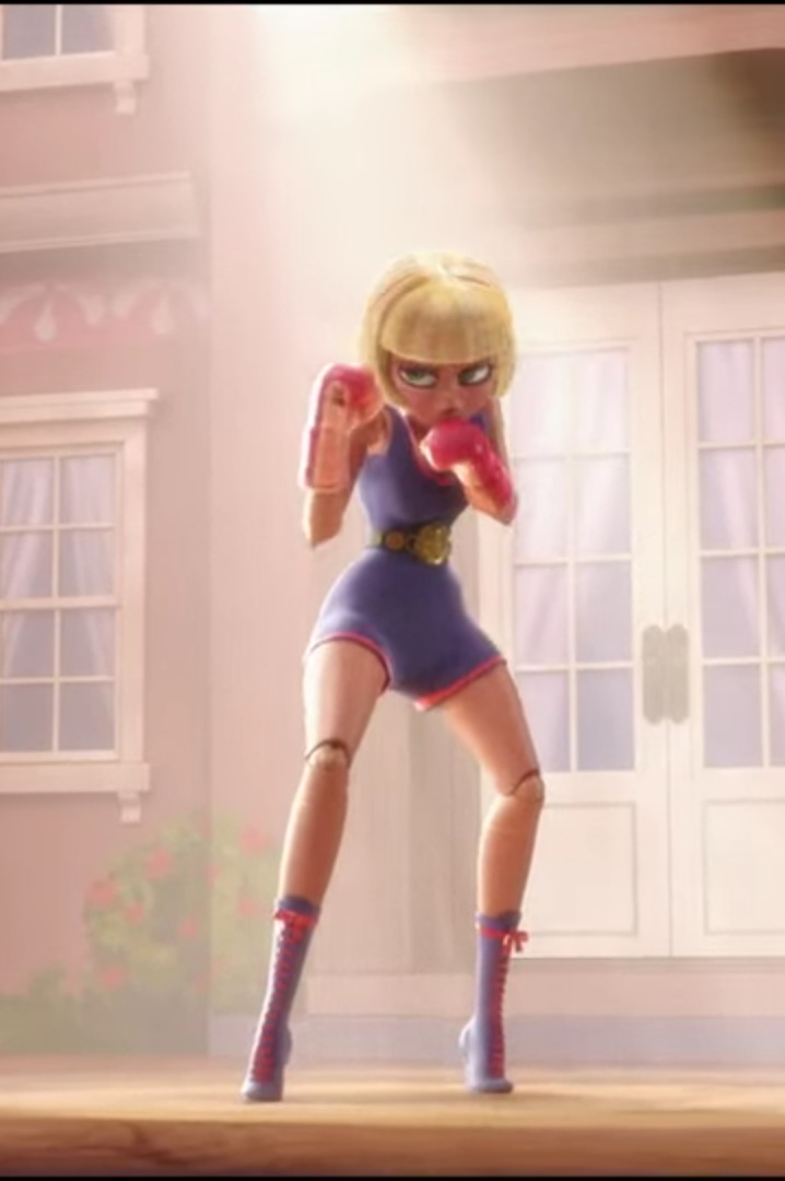 fbartwork:there’s a cute little figurine that’s dressed in boxibg gear from the