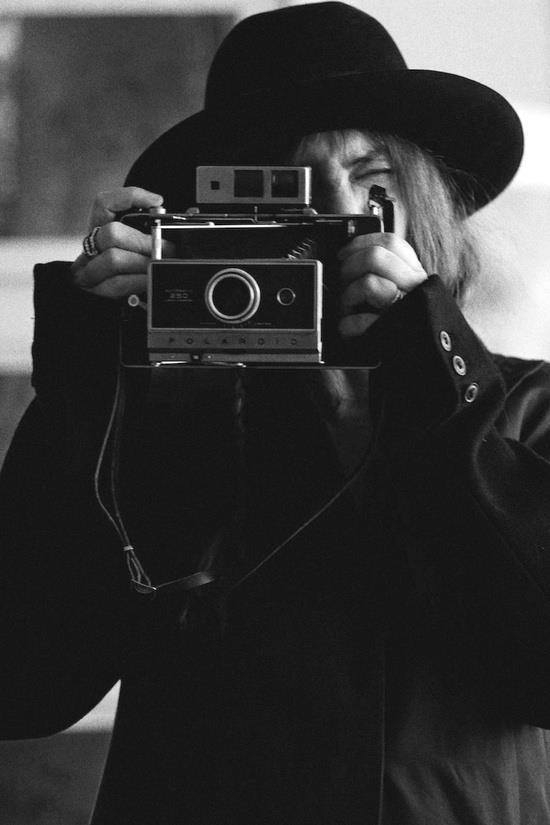 arabamolsamontgiymezdim:  Patty Smith (my favourite) Linda McCartney with a Nikon.