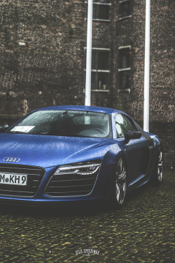 classyautomotive:  R8 V10