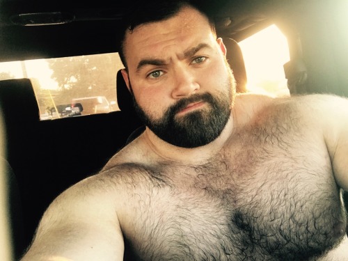 super-gay-oso: moxieracer: Post gym exhaustion. My jeep has perfect lighting though  Que bello que b