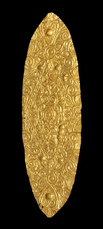 archaicwonder: Mycenaean Sheet Gold Diadem, 2nd ML BC Gold diadems are a familiar feature among jewe