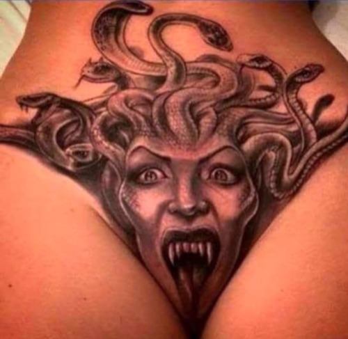 Extreme Tattoos und Piercings bei Frauen