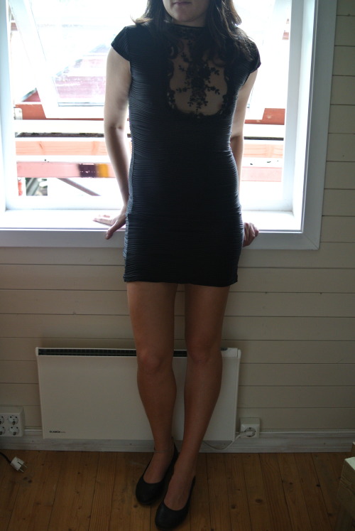 linkasfeet:  Linka dressed up and in the adult photos