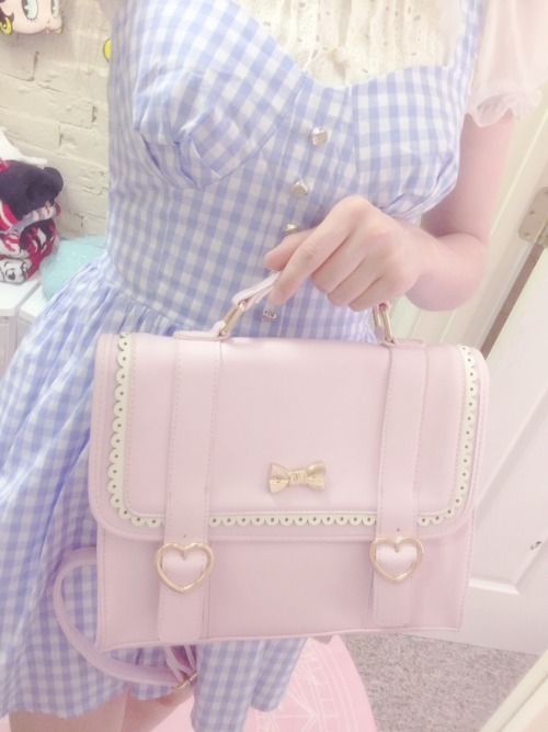 acuriousidea:Dress and bag close ups