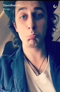 hairycelebs:  David Henrie is starting to