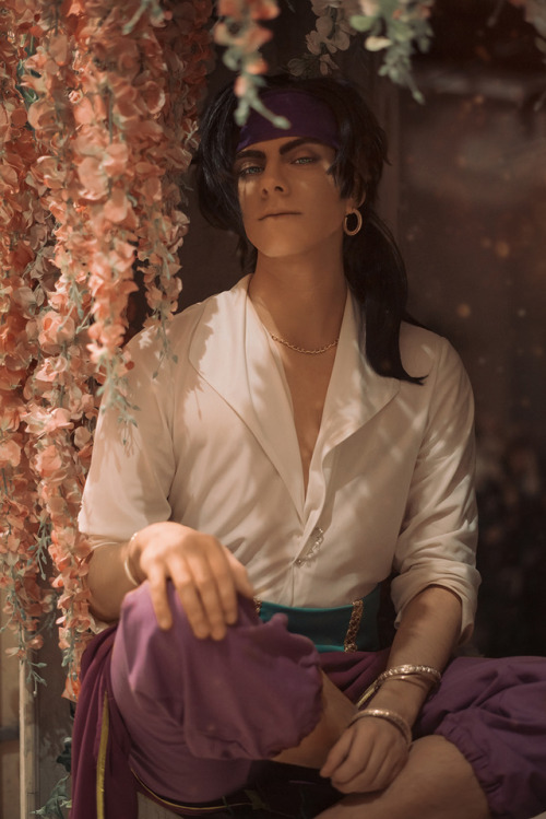 Male!Esmeralda from  The Hunchback of Notre Dame Cosplayer: www.instagram.com/pollypwnz/