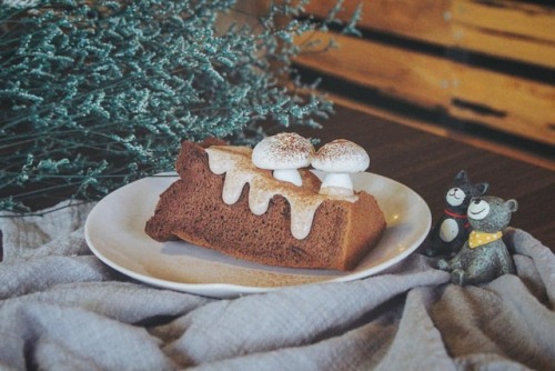 [7⃞甜點日誌] #法芙娜可可戚風 #蘑菇馬林糖 #7號驛站 —————— #cake #chiffon #chiffoncake #valrhona #chocolatechiffoncake 