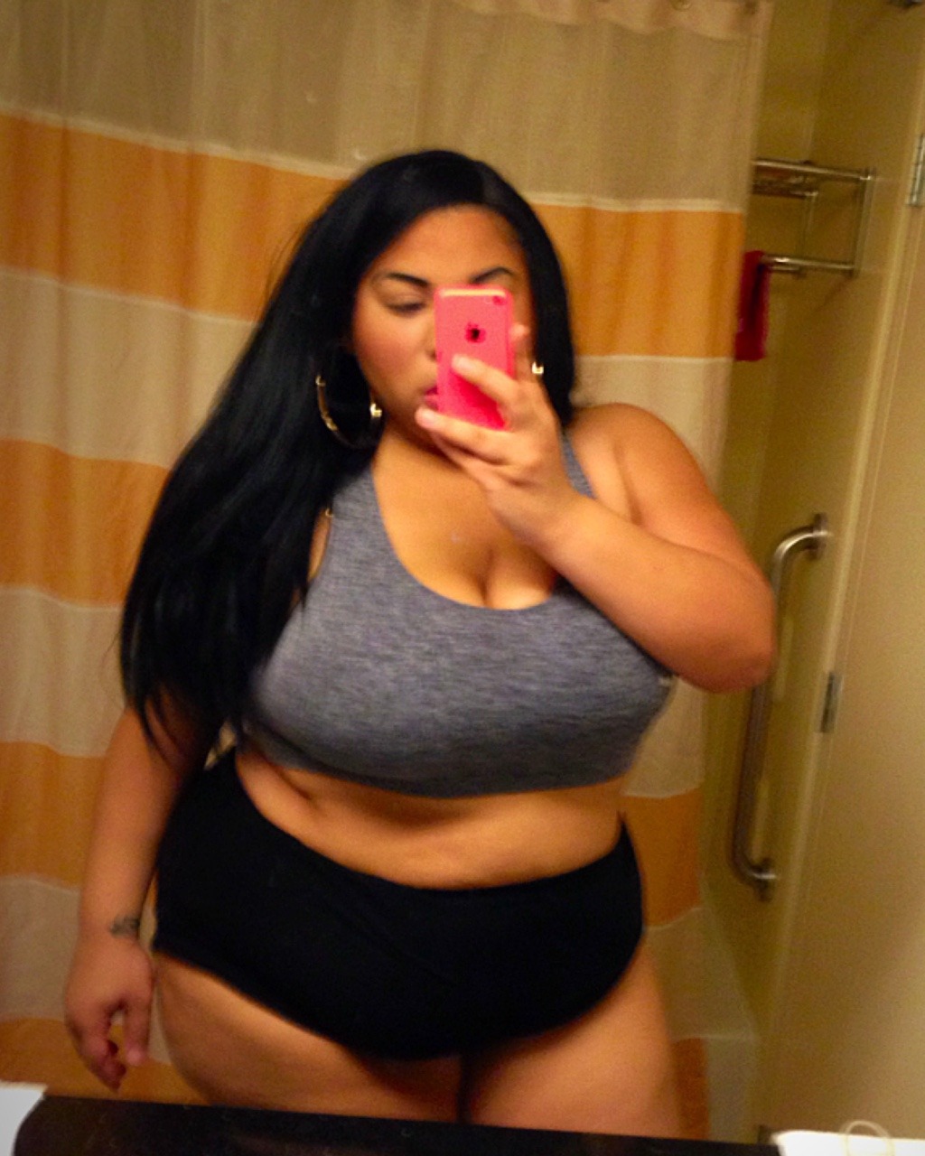 ashleighthelion:Happy Blackout! Starting the day off with pics of my amazing body