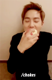 irpsychotic:  Suho almost chokes on an apple just to make a heart for EXO-L 