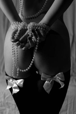 tx-gentleman:  There’s something about pearls on soft skin that just melts my butter!  - Texas Gentleman: tx-gentleman.tumblr.com  