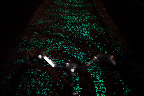 asylum-art:  Daan Roosegaarde’s glowing  Van Gogh cycle path to open in the Netherlands “It’s a new total system that is self-sufficient and practical, and just incredibly poetic,” said Roosegaarde. Dutch designer Daan Roosegaarde’