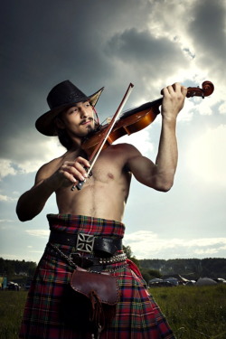 manly-vigour:   ”Violinist” 