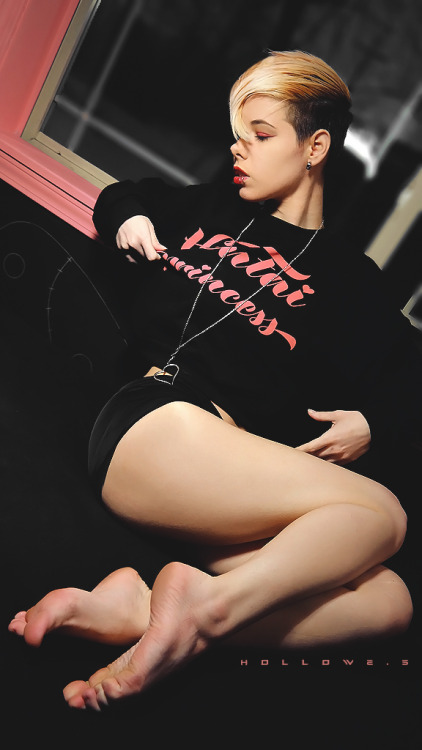 pigeonfoo:HENTAI PRINCESSPhotography and editing by HOLLOW2.5Crop top sweater by superorange.