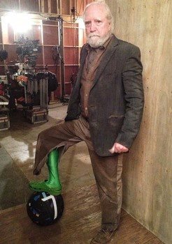 fuckboy2001:  THIS JUST IN SCOTT WILSON WEARS GREEN SCREEN CROCS ON HIS FOOT FOR THE WALKING DEAD