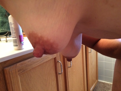 greatnips69: Caught GreatNips69 bending over this morning