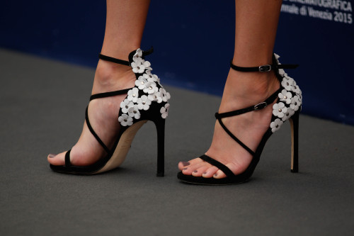 chooboutin:Elizabeth Banks in Stuart Weitzman floral sandals.