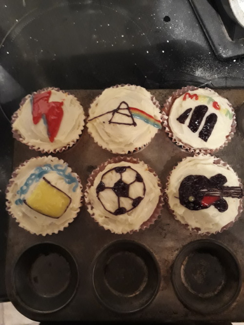 For Valentine’s day I made my boyfriend some cupcakes an decorated them with some of his favou