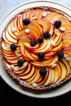 happyvibes-healthylives:  Peach and Blackberry Tart with Almond Crust 