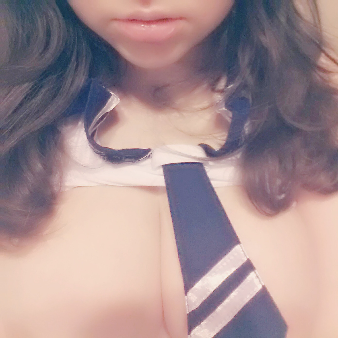 wantonway:  lovely-thighs:It wad a little hard to get the top over my breasts ｡ﾟ(｡ﾉω＼｡)ﾟ｡