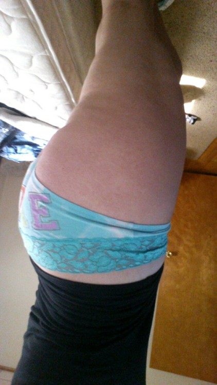 only-daddys-girl: Little pic of ass for ya tom since u like seeing me-baby girl