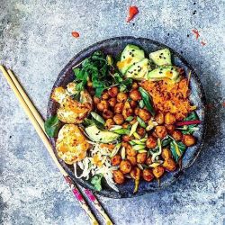 letscookvegan:  Buddha bowl w/ Garlic roasted chickpeas, Avocado &amp; Sriracha Mayo by @healthy_belly 💛  Ingredients: 100 g cooked chickpeas A handful of cauliflower florets A handful of cabbage (grated) 1 small carrot (grated) ½ avocado 1 tsp olive