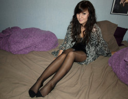 I love shiny pantyhose