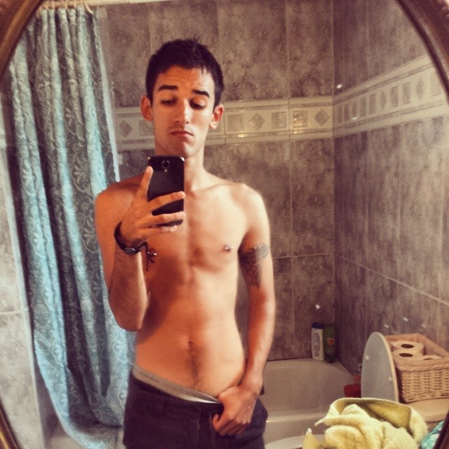 aidoneous:  darnhomosexuals:  since when is the chin scruff gone!?(but still. babely.)