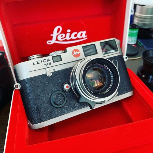 Oooh look at you, you beautiful thing. A stunning Leica M6 Titanium with a matching Summilux 35mm Ti